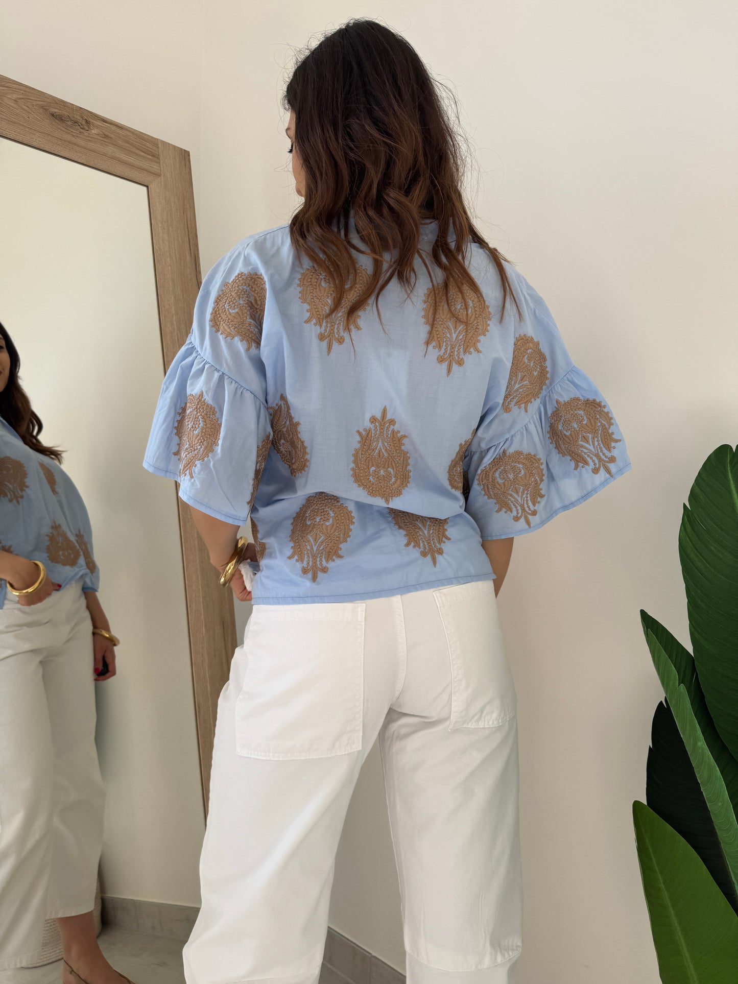 Blusa con ricami Brend celeste